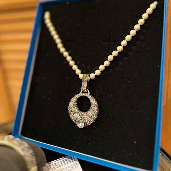 Heidi Daus White Pearl & Crystal Necklace/Bracelet Set 🤍💎 - Picture 5 of 13